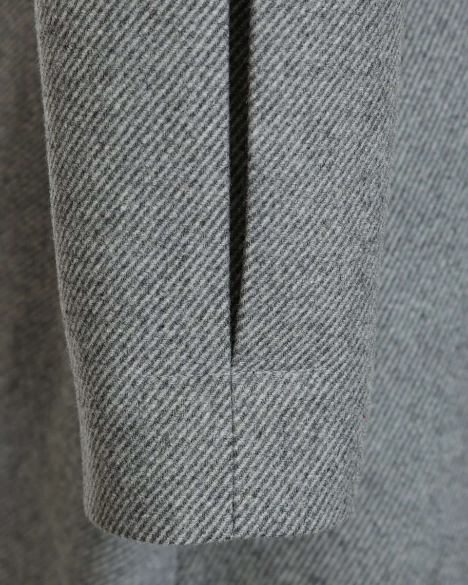 Пальто с юбкой-трапецией и складками на рукавах