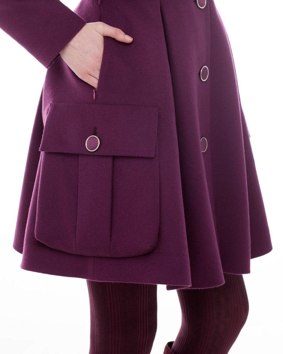 Пальто сливового цвета с пышной юбкой и накладными карманами