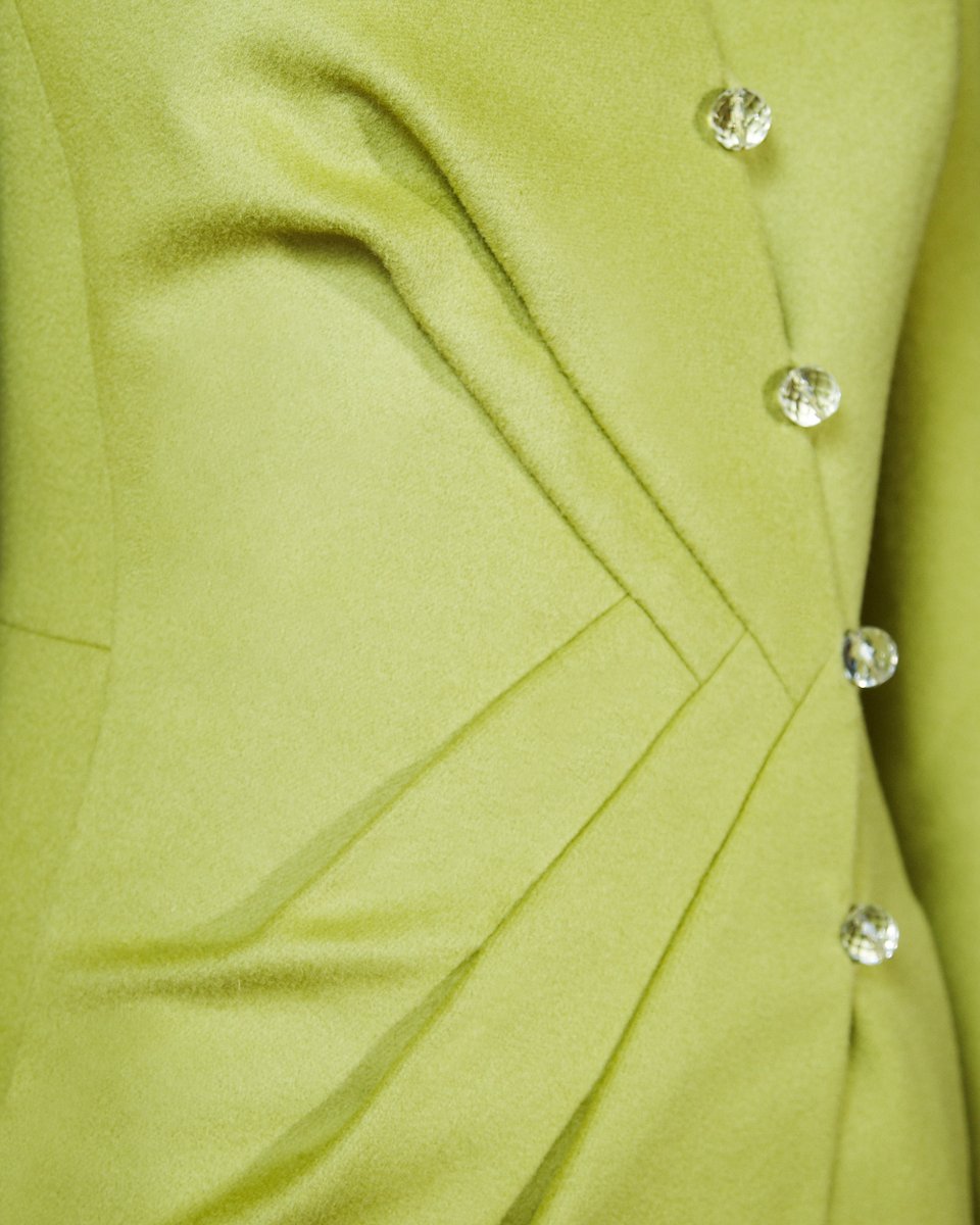 Пальто со складками в виде "косички" на полочке, зеленого цвета.