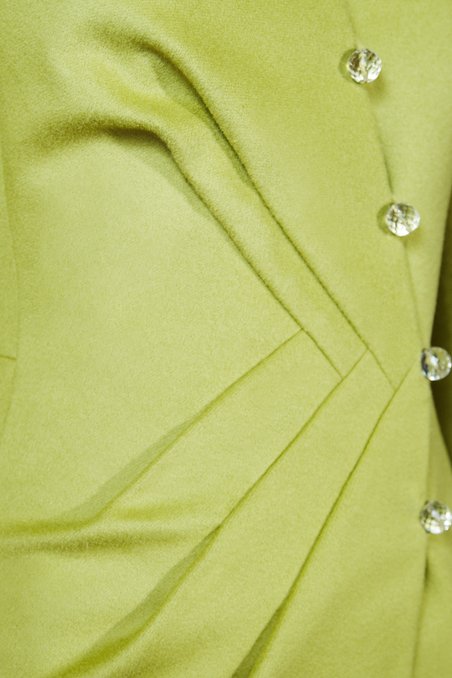 Пальто со складками в виде "косички" на полочке, зеленого цвета.