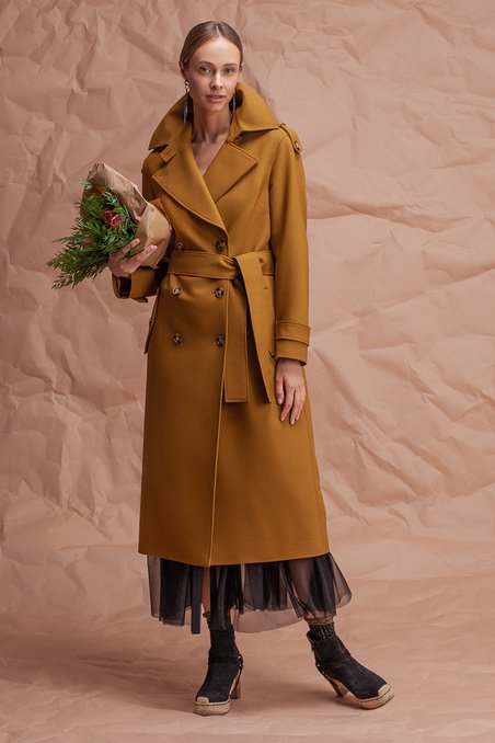 Пальто двубортное коричневого цвета с широким ремнем