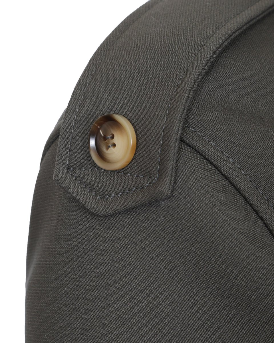 Однобортный тренч цвета хаки с накладными карманами