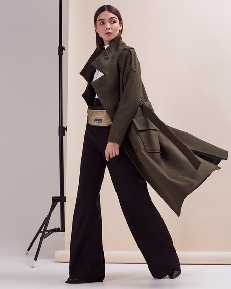 Зимнее пальто цвета хаки с воротником-стойкой и накладными карманами
