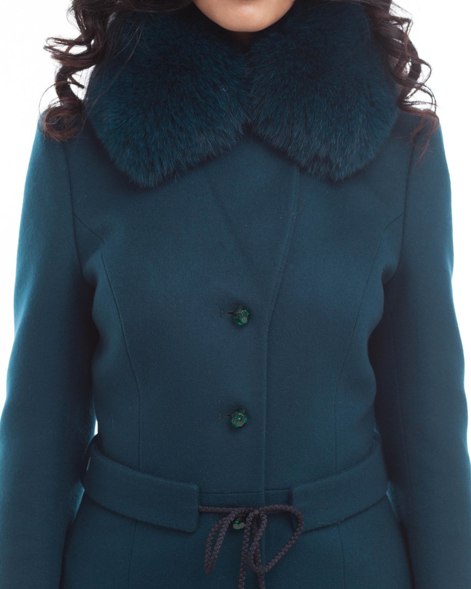 Удлиненное пальто изумрудного цвета с помпонами