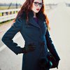 Удлиненное пальто изумрудного цвета с помпонами