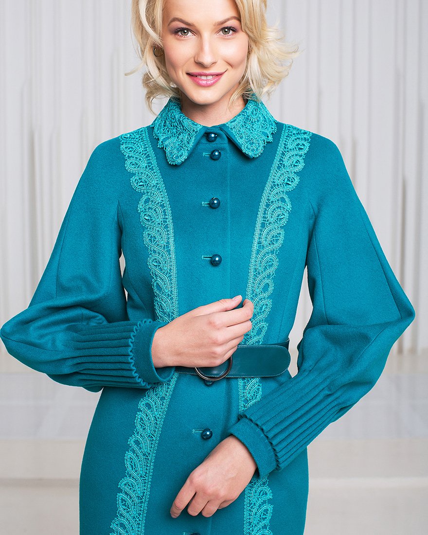 Приталенное пальто изумрудного цвета с вологодским кружевом www.EkaterinaSmolina.ru
