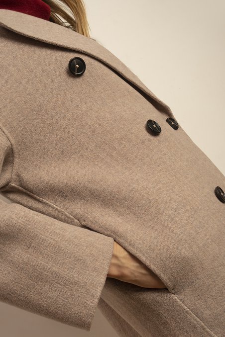 Пальто двубортное цвета кэмел из шерстяной ткани