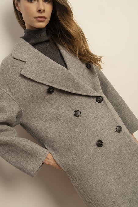 Пальто двубортное дымчато-серого цвета с втачным рукавом