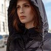 Плащ с капюшоном длины макси черного цвета с прозрачными вставками