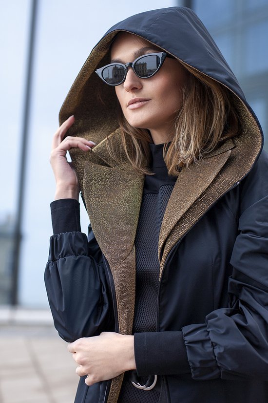 Плащ с золотистой подкладкой черного цвета