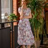 Платье белого цвета с поясом, декорированным кистями