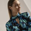 Платье с цветочным принтом голубого цвета