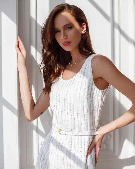 Платье-футляр с из ткани с пайетками, белого цвета