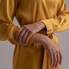 Атласное платье горчичного цвета