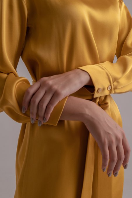 Платье базовое золотого цвета с удлиненной спинкой снизу