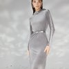 Платье из бархата с капюшоном серебристого цвета
