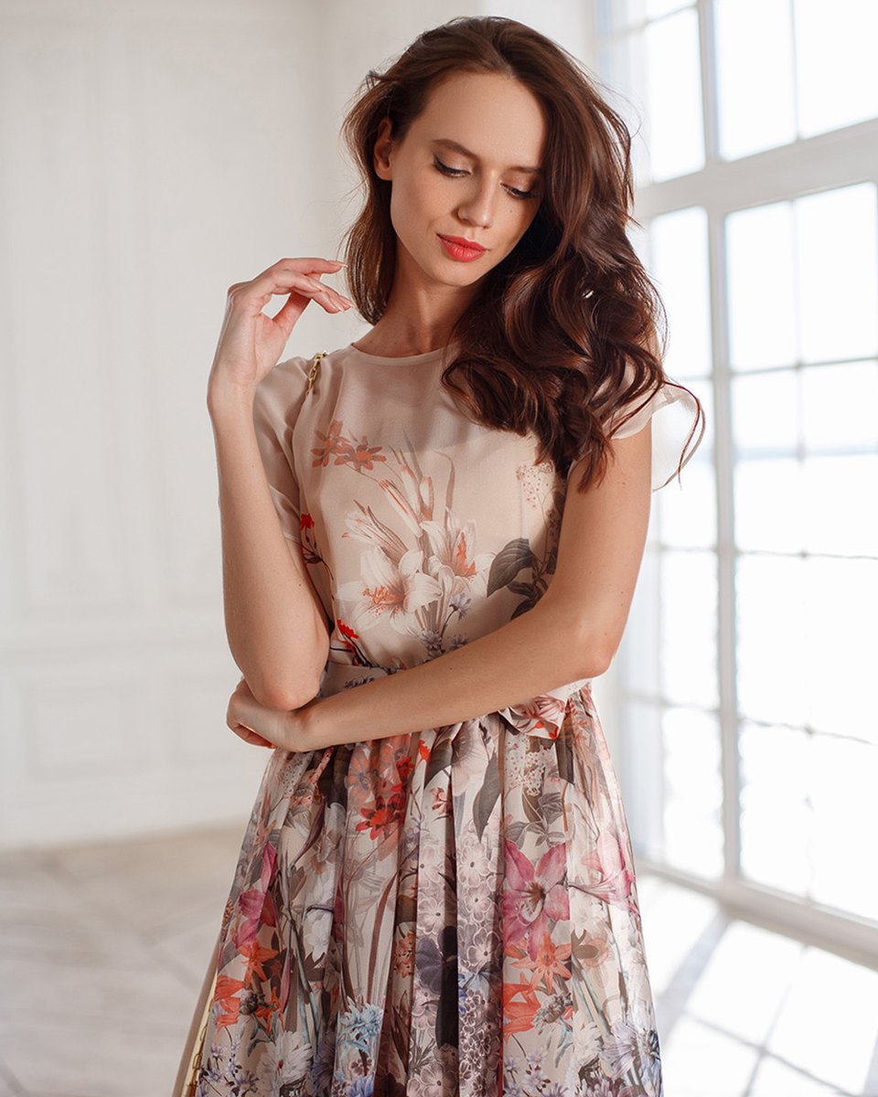 Шелковое платье с флористичным рисунком
