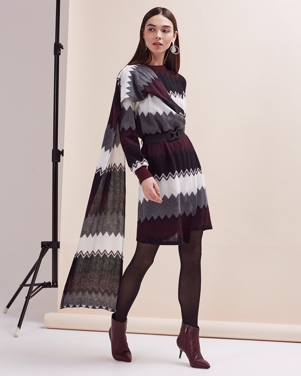 Платье из вязаного трикотажа с шарфом и эластичным поясом