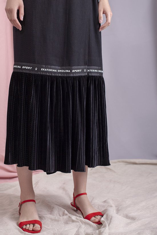 Платье с воланом на юбке, черного цвета