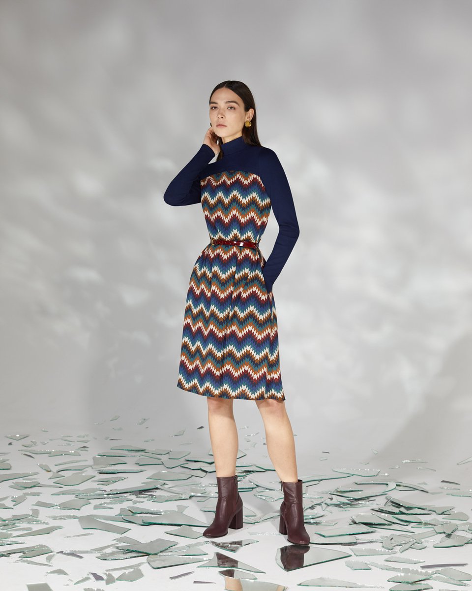 Платье из комбинированной ткани с принтом "зигзаг"