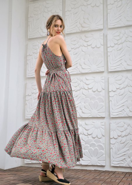 Платье макси оливкового цвета с воланом, принт "Цветы"