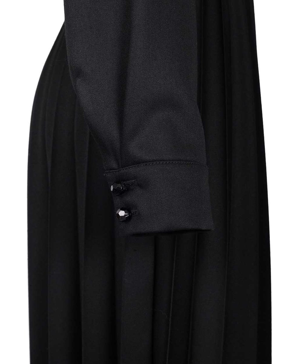 Платье длины макси с плиссированной юбкой, черного цвета