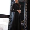 Платье длины макси с плиссированной юбкой, черного цвета