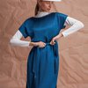 Платье сапфирового цвета с декоративными кистями