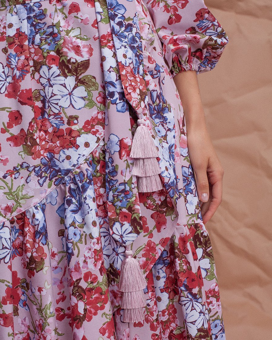 Платье розового цвета с воланом на юбке, принт "Цветы" www.EkaterinaSmolina.ru