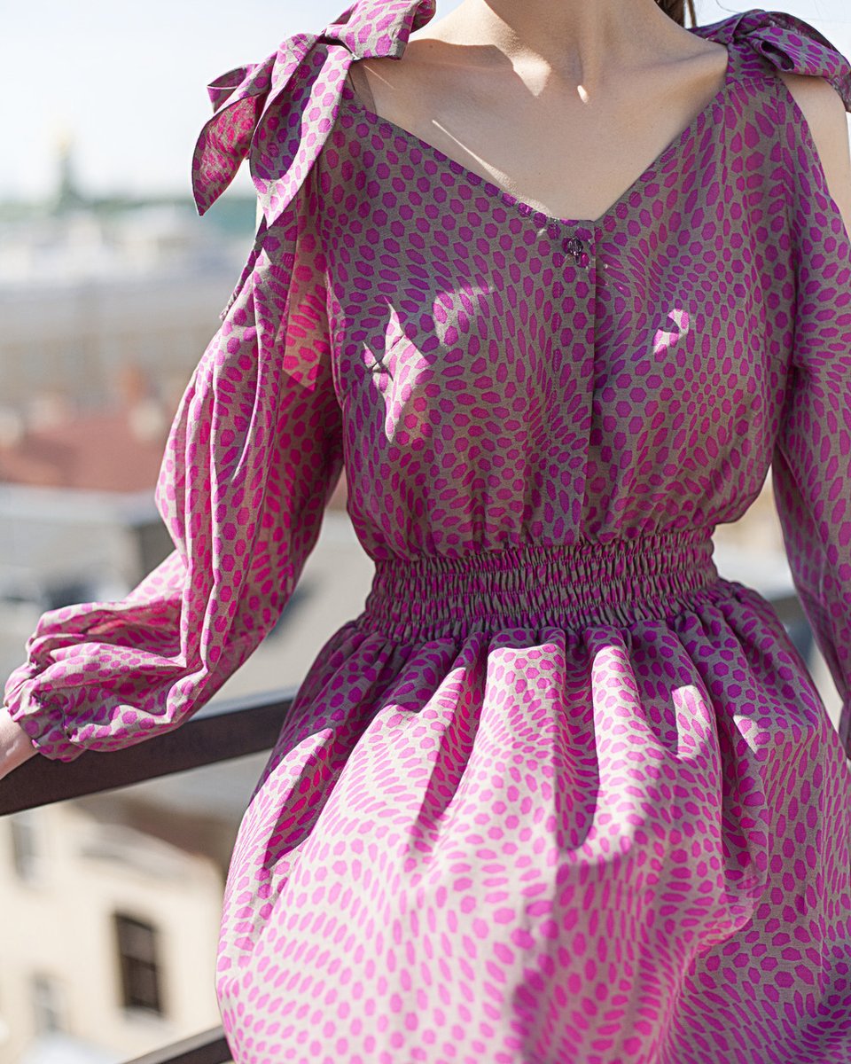 Платье цвета фуксии с фигурными вырезами на плечах