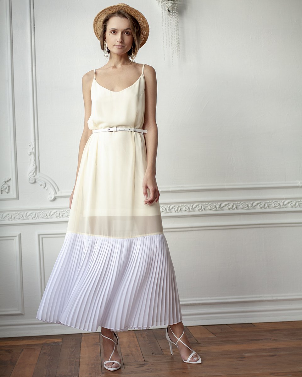Платье с белым плиссированным воланом