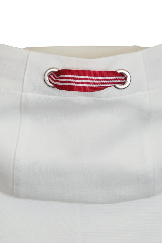 Платье белого цвета с капюшоном и лампасами