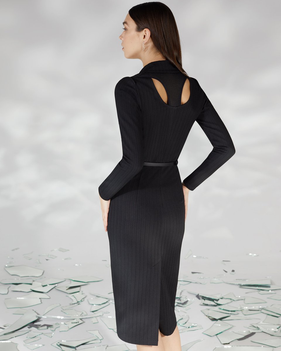 Платье с лацканами из фактурной ткани черного цвета