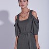 Удлиненное платье с открытыми плечами зеленого цвета с люрексом