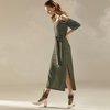 Удлиненное платье с открытыми плечами зеленого цвета с люрексом