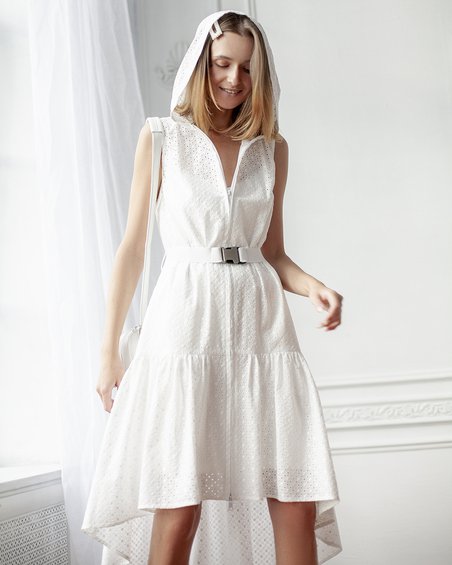 Платье с шитьем белого цвета