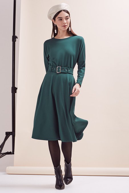 Платье базовое оливкового цвета с вырезом горловины "лодочка"