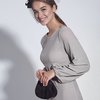 Платье серебристого цвета с пышными рукавами