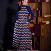 Платье длины макси синего цвета из комбинированной ткани с принтом зигзаг