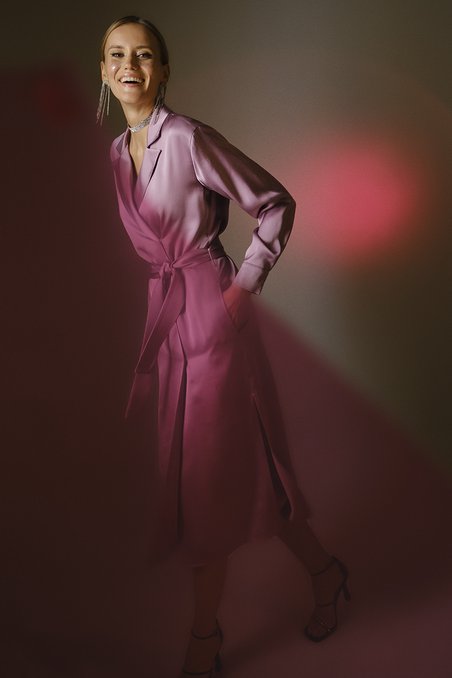 Платье базовое неоного-розового цвета с английским воротником с лацканами