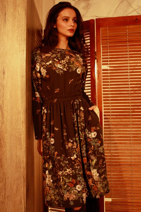 Платье темно-оливкового цвета с цветочным принтом