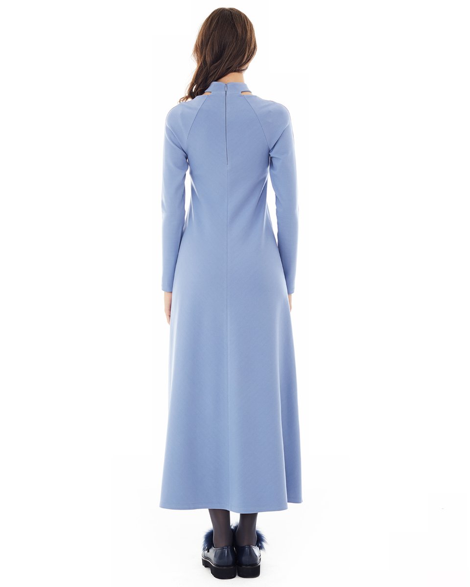 Трикотажное платье голубого цвета длины миди