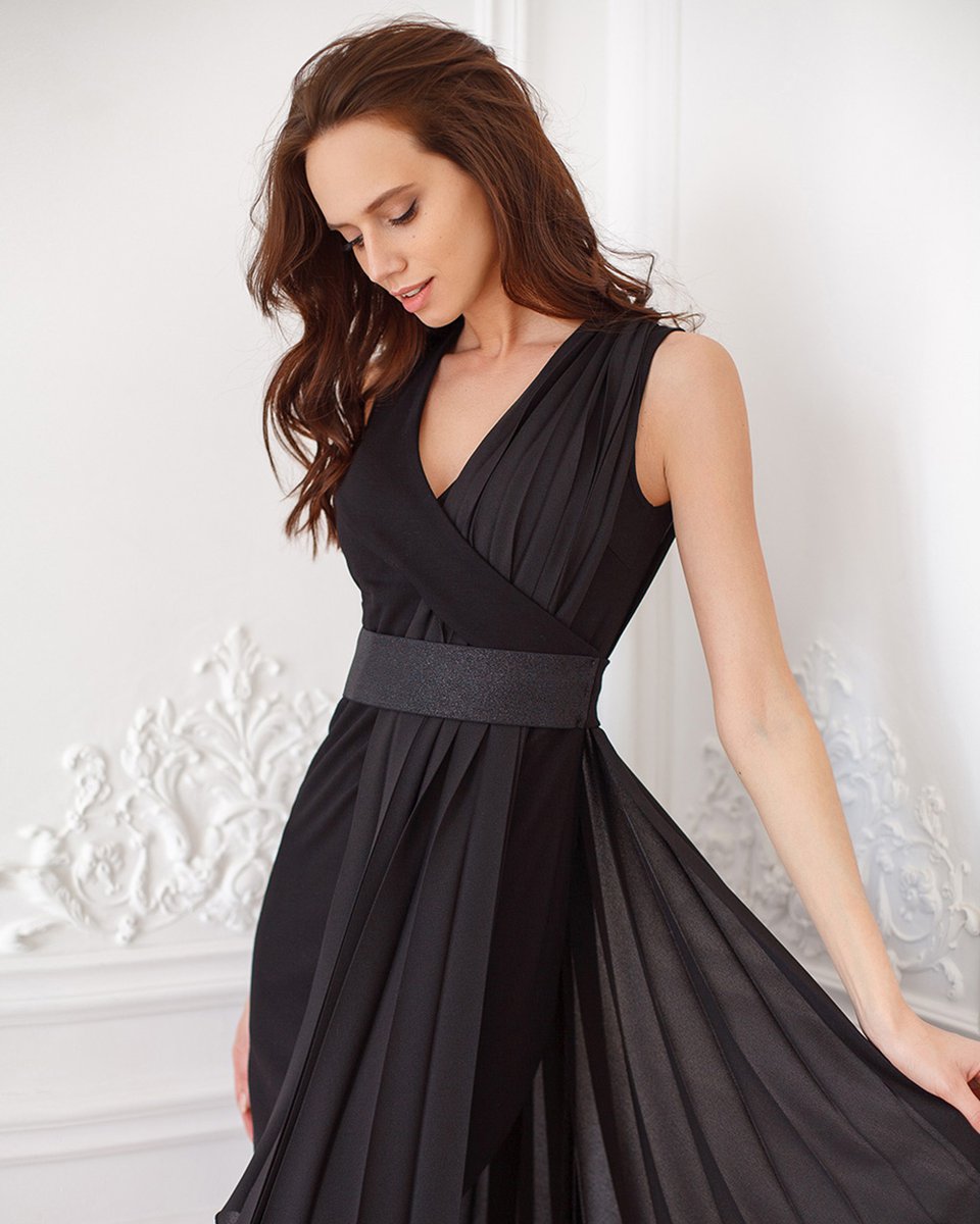 Черное трикотажное платье с драпировкой из шифона