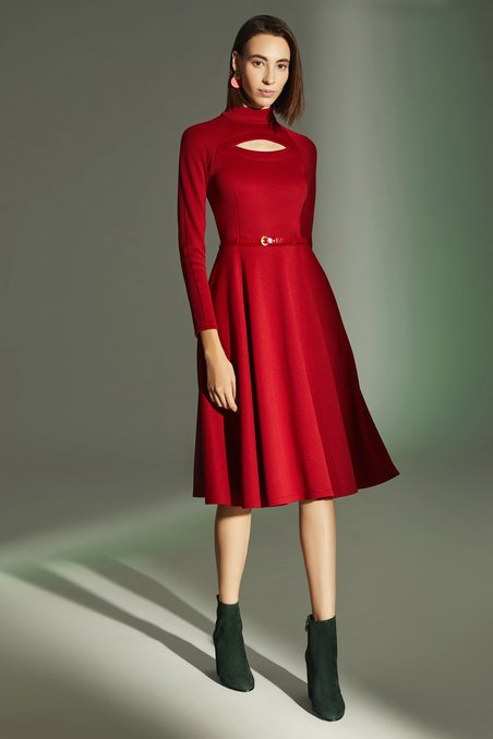 Платье базовое ярко-красного цвета с тонким ремнем
