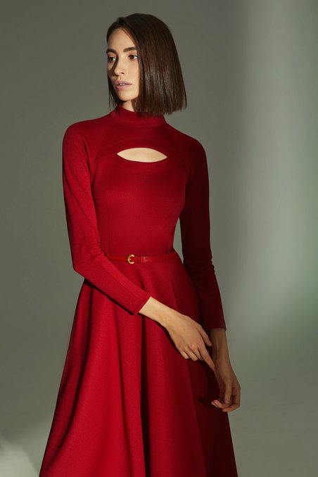 Платье базовое крарминно-красного цвета приталенного силуэта