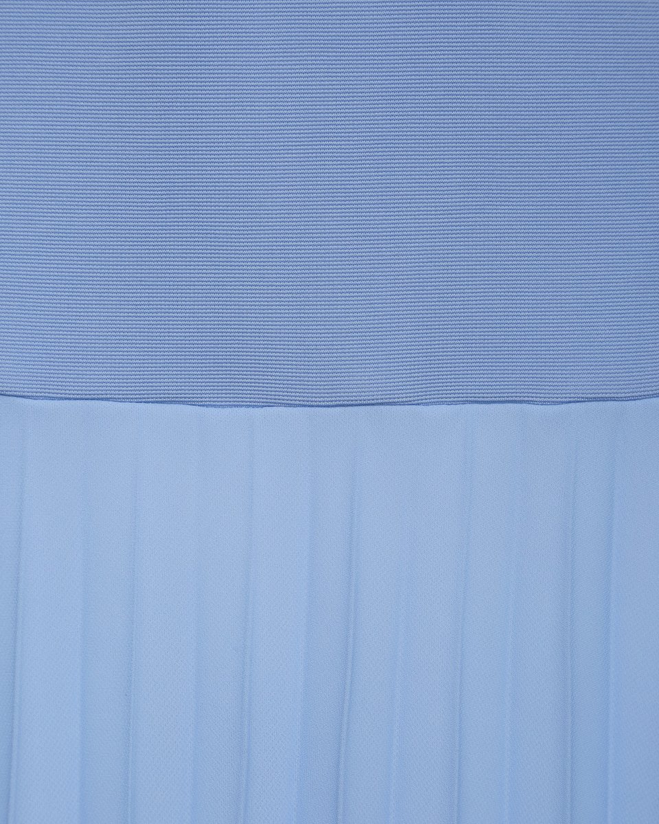 Платье макси с капюшоном и юбкой-гофре небесно-голубого цвета