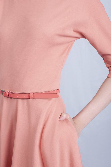 Платье базовое мандаринового цвета с кожаным ремнем