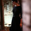 Трикотажное платье с юбкой из сетчатой ткани и декоративным поясом из пайеток