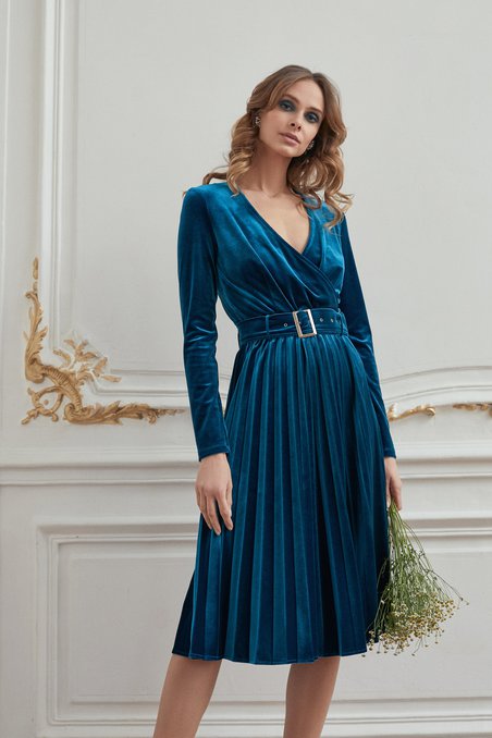 Платье базовое оливкового цвета приталенного силуэта