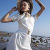 Платье в спортивном стиле белого цвета со шлейфом гофре